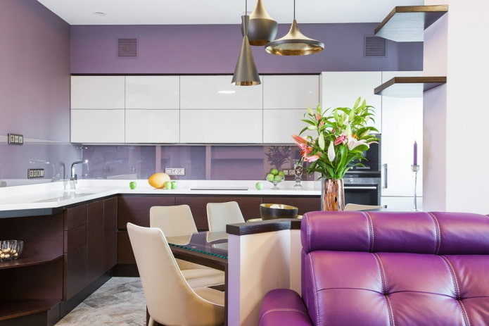 Dekor und Beleuchtung im Kücheninterieur in Lilatönen