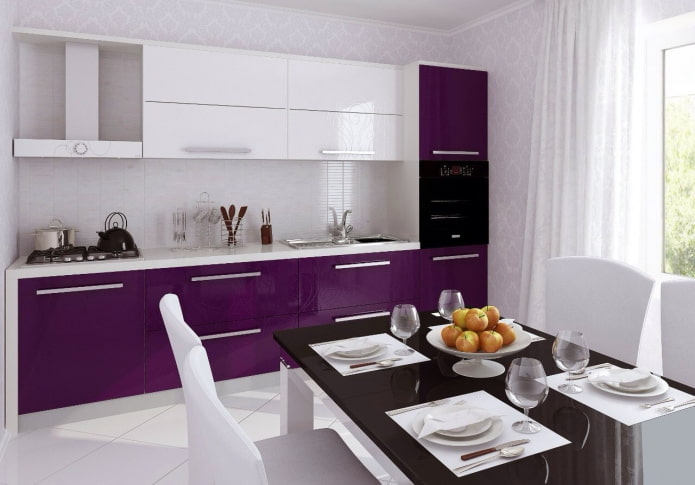 Küchendesign in Weiß- und Lilatönen