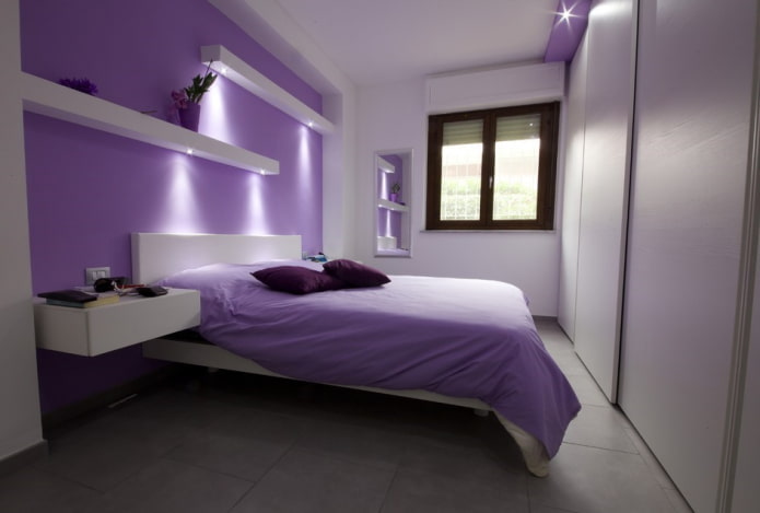 weißes und lila Schlafzimmer-Interieur