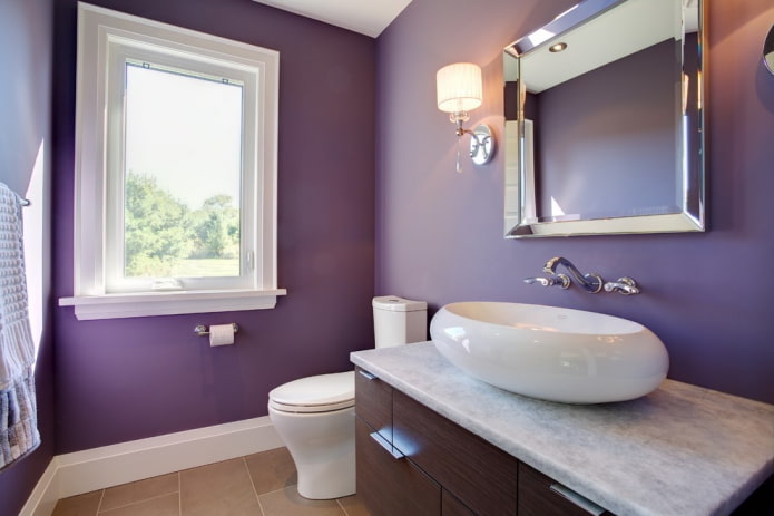 lavendelfarbenes Badezimmer mit ovalem Waschbecken