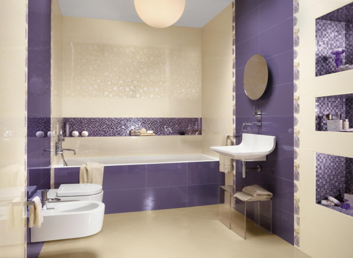 lila und beiges Badezimmer
