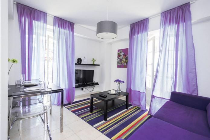 lila Tüll in einem modernen Wohnzimmer