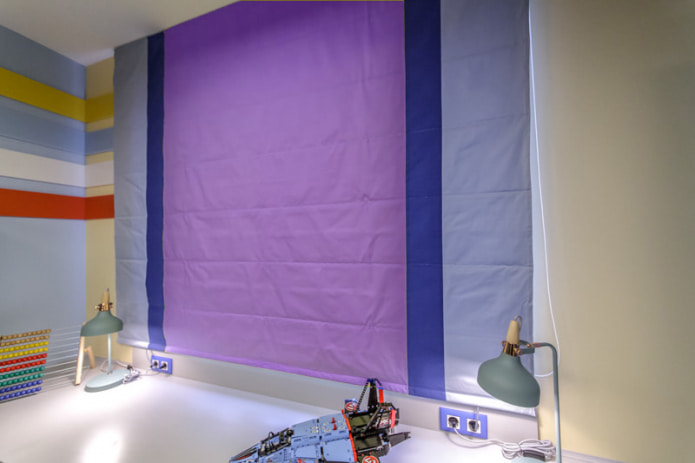 Violette und blaue Raffrollo