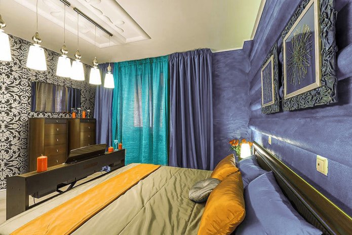 Violette und türkise Vorhänge im Schlafzimmer