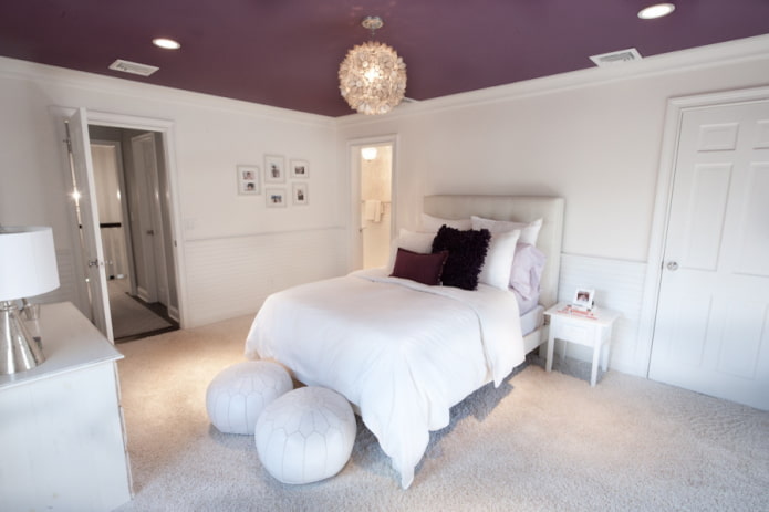 violette Decke mit weißen Wänden