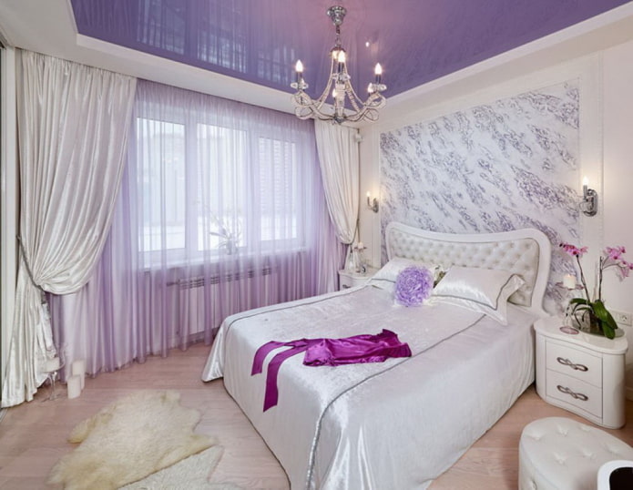 lila und weiße Decke im Schlafzimmer