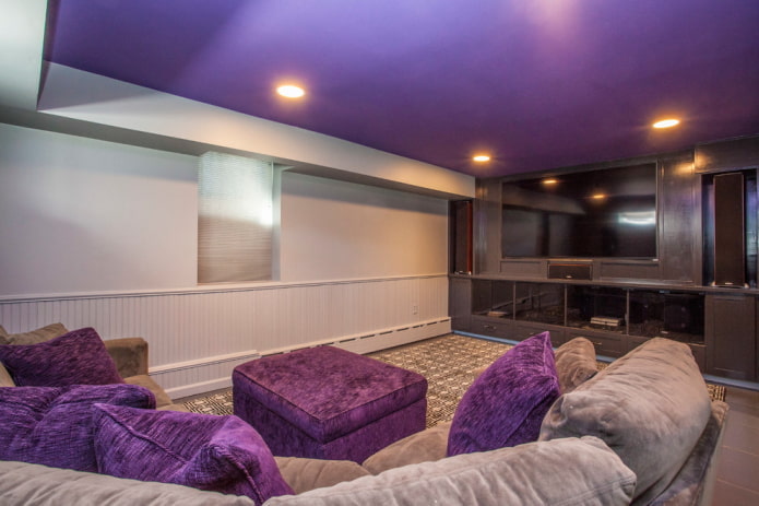 violette Decke mit beigen Wänden