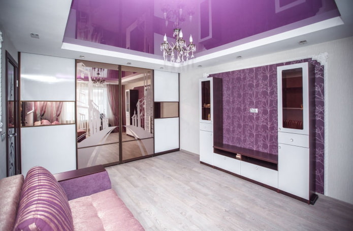 zweistufige violette Decke im Innenraum