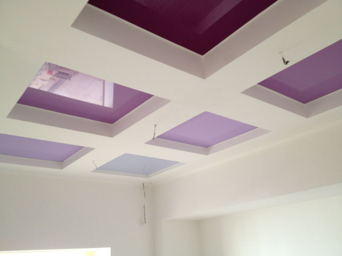 verschiedene Lilatöne an der Decke