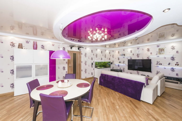 lila Decke im Wohnzimmer