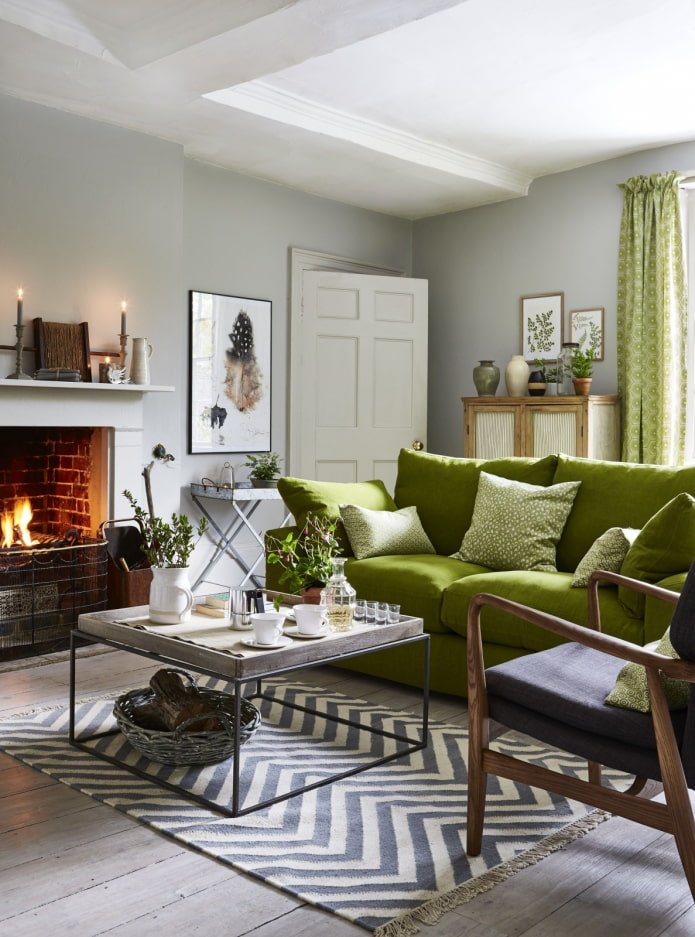 Wohnzimmer mit einem grünen Sofa