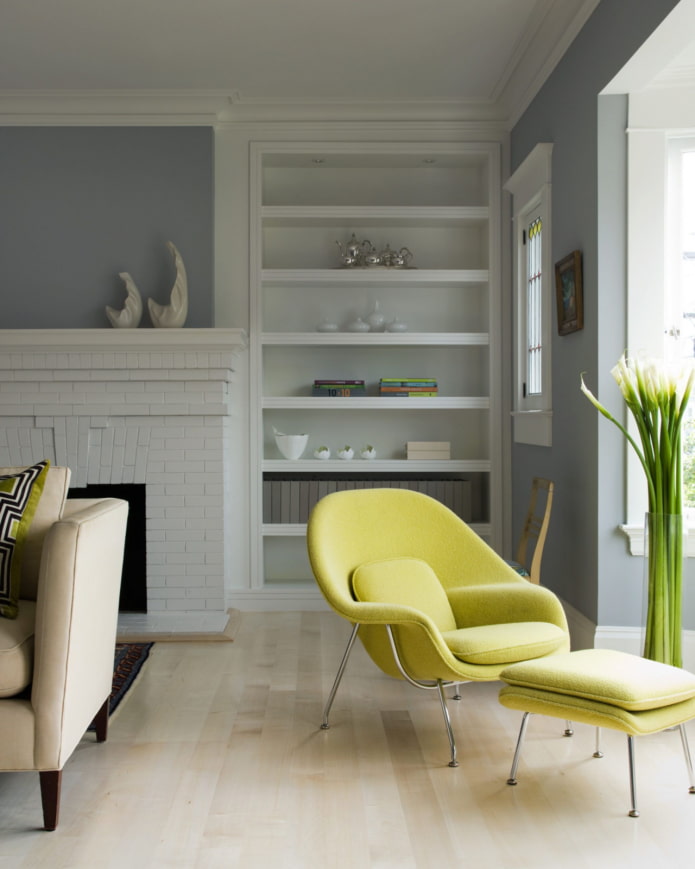 Pistazienfarbener Sessel in einem modernen Interieur