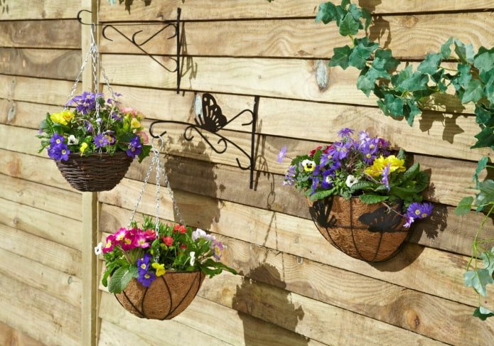 Hängende Blumentöpfe im Garten
