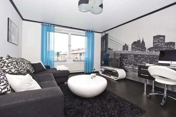blaue Vorhänge in einem grauen Wohnzimmer