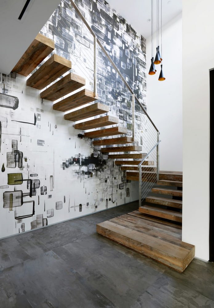 Wanddekoration entlang der Treppe