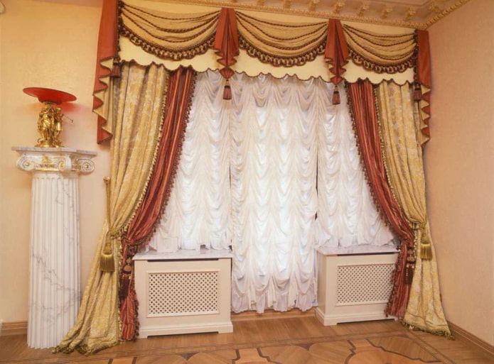 Französische Vorhänge an einem Fenster mit Balkontür