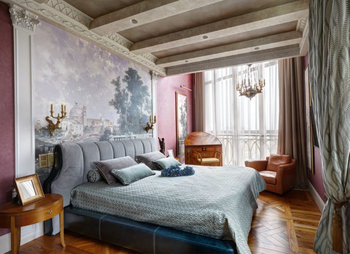 Die Wand am Kopfende des Bettes im Schlafzimmer im klassischen Stil ist mit Malerei auf Vliesstoff dekoriert.