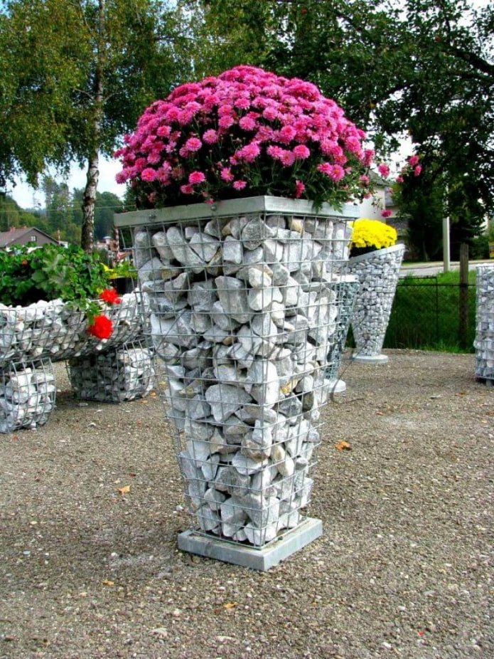 Blumenbeet aus Gabionen