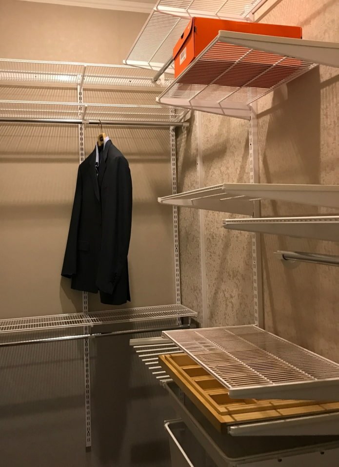 Netzkleiderschrank