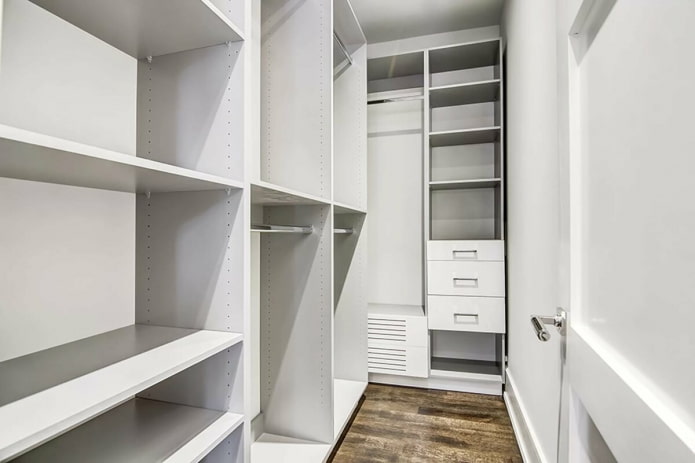 Ankleidezimmer aus laminierter Spanplatte