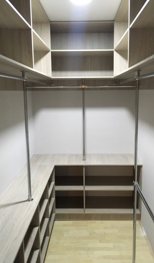 Kleiderschrank bis zur Decke