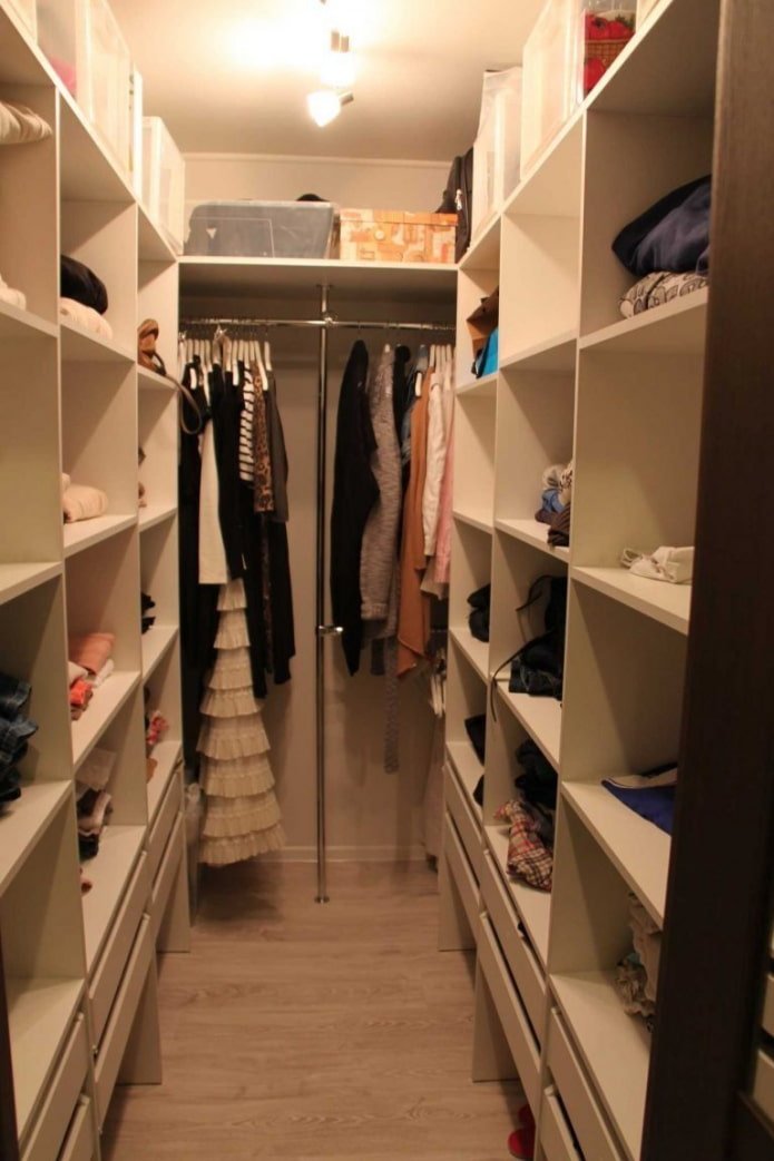 U-förmiger begehbarer Kleiderschrank