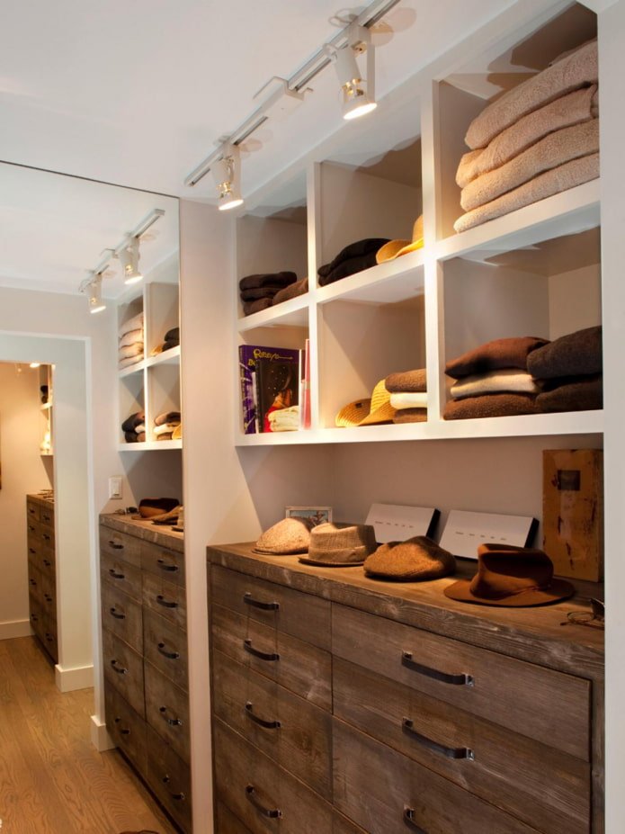 kleiner begehbarer Kleiderschrank mit Spiegel