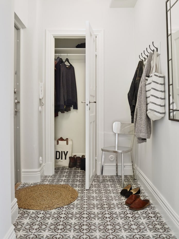 Geschlossenes Ankleidezimmer im Inneren des Flurs