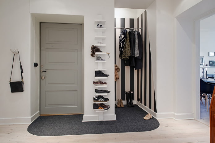 Ankleidezimmer in einer Nische im Inneren des Flurs