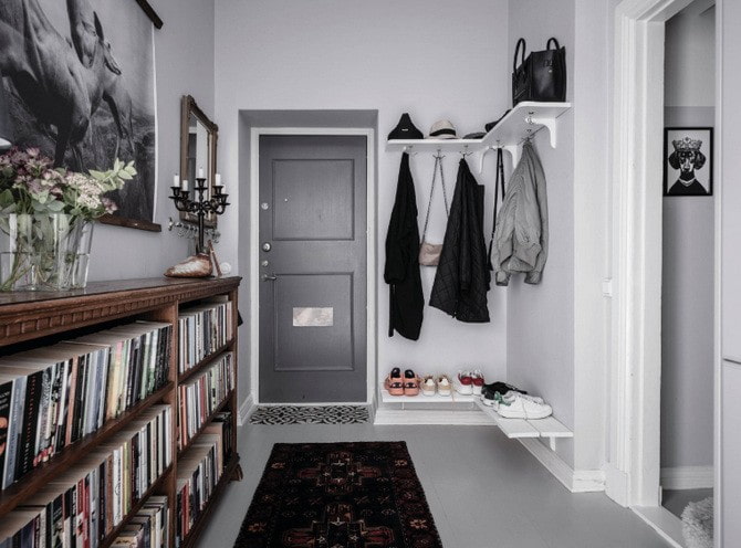 Ankleidezimmer in der Ecke des Flurinnenraums