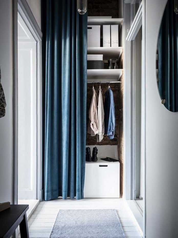 Kleiderschrank im Inneren eines kleinen Flurs