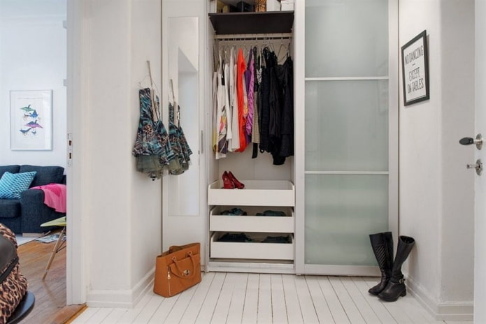 Kleiderschrank im Inneren eines kleinen Flurs