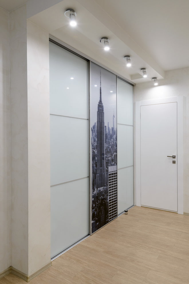 Ankleidezimmerdesign im Flurinnenraum