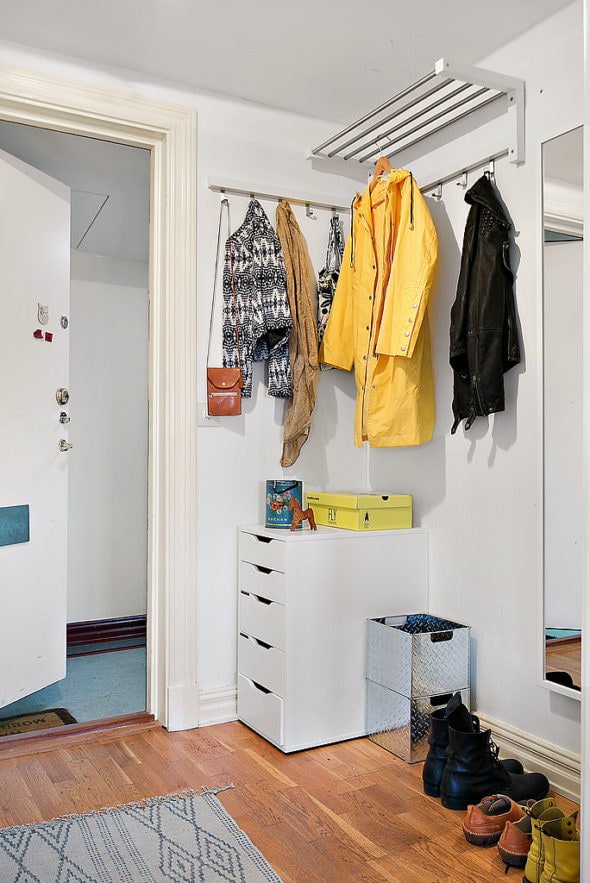 Kleiderschrank im Inneren eines kleinen Flurs