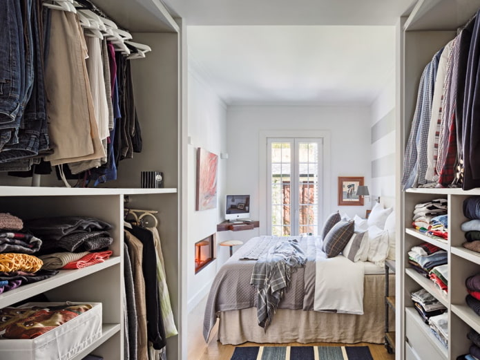 begehbares Ankleidezimmer im Schlafzimmer