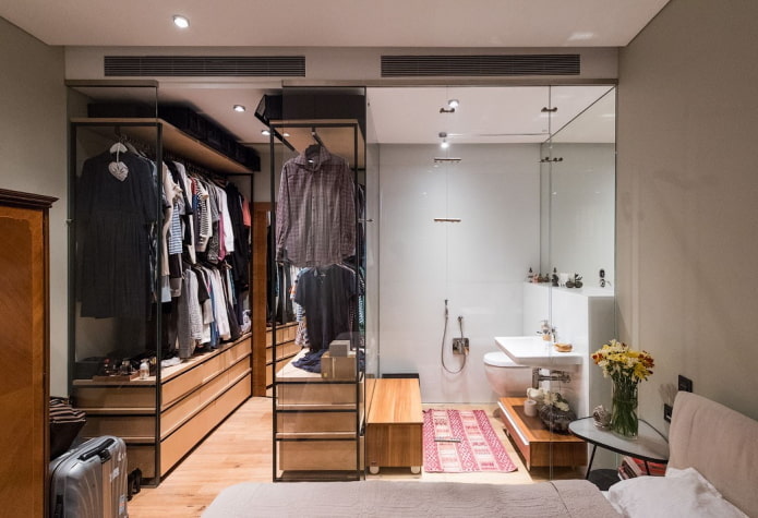 begehbares Ankleidezimmer im Schlafzimmer