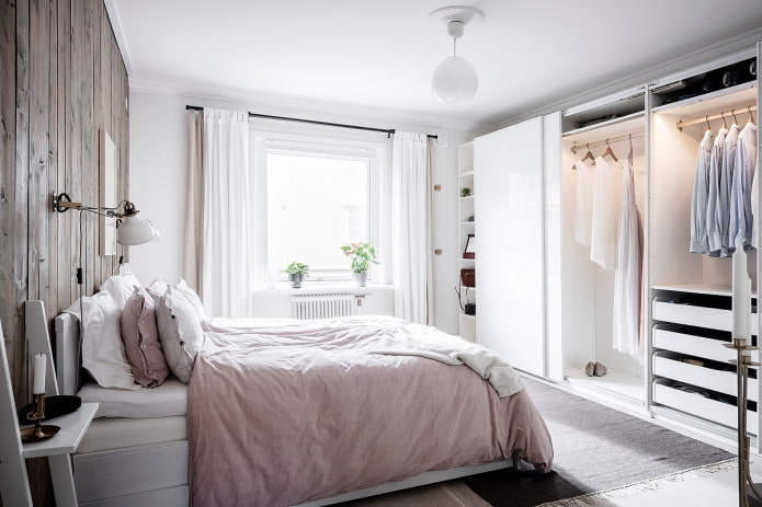 Kleiderschrank im Schlafzimmer
