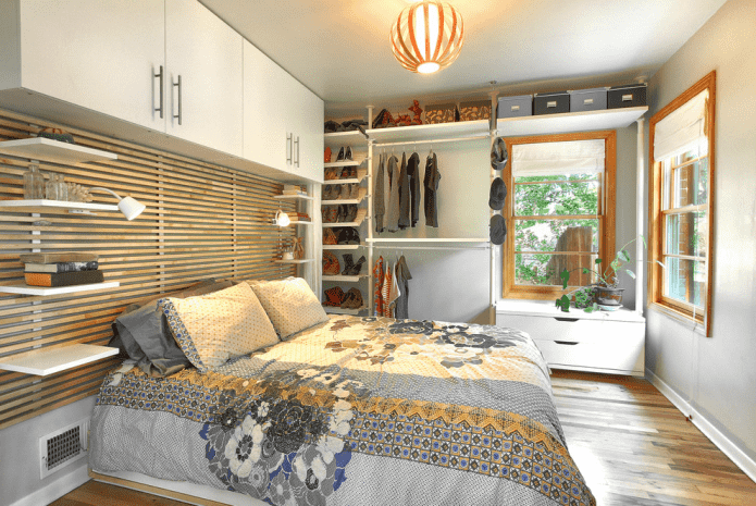 offener Kleiderschrank im Schlafzimmer