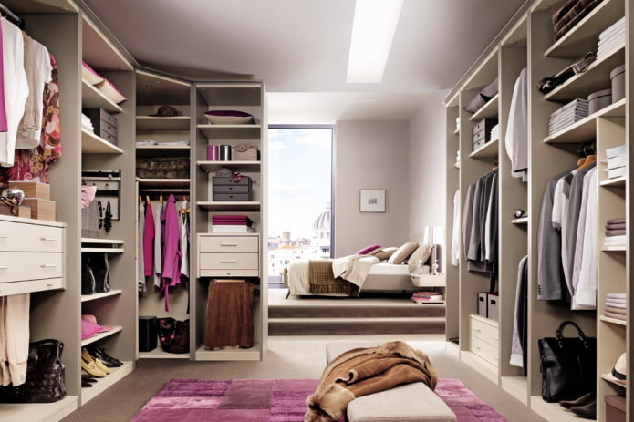 begehbares Ankleidezimmer im Schlafzimmer