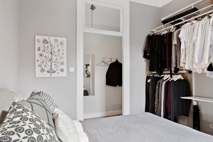 offener Kleiderschrank im Schlafzimmer