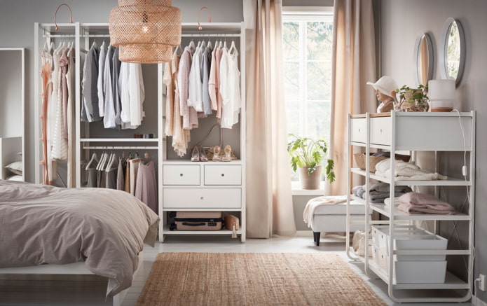 offener Kleiderschrank im Schlafzimmer
