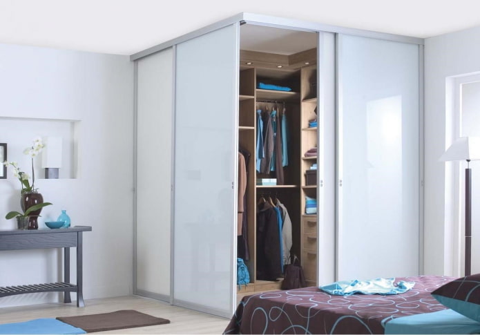 Eckkleiderschrank im Schlafzimmer
