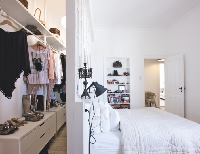Ankleidezimmer hinter dem Bett im Schlafzimmer
