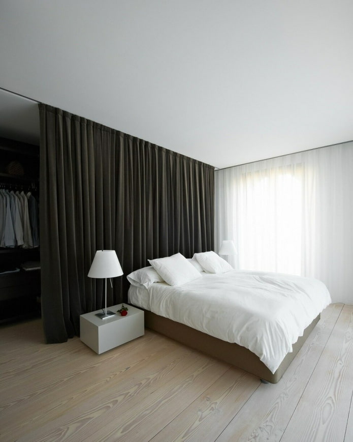 Ankleidezimmer hinter dem Bett im Schlafzimmer