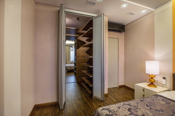 Ankleidezimmer in einer Nische im Schlafzimmer