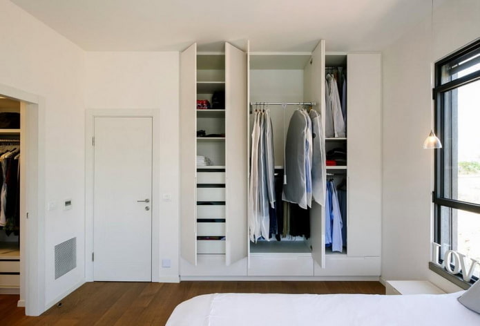 Befüllen des Kleiderschranks im Schlafzimmer