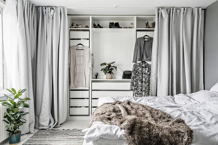 Den Kleiderschrank im Schlafzimmer füllen