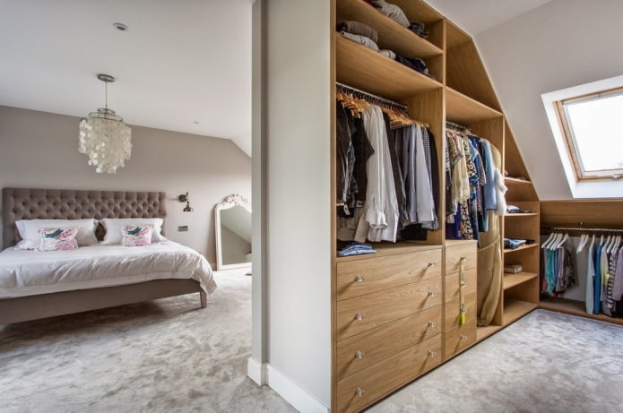 Befüllen des Kleiderschranks im Schlafzimmer