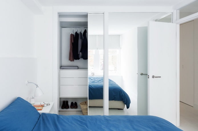 Ankleidezimmer im Inneren eines kleinen Schlafzimmers