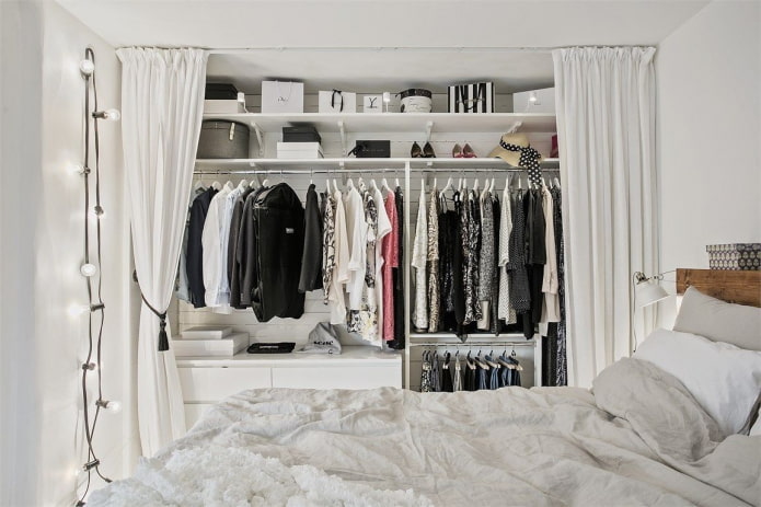 Ankleidezimmer-Design im Schlafzimmer-Interieur